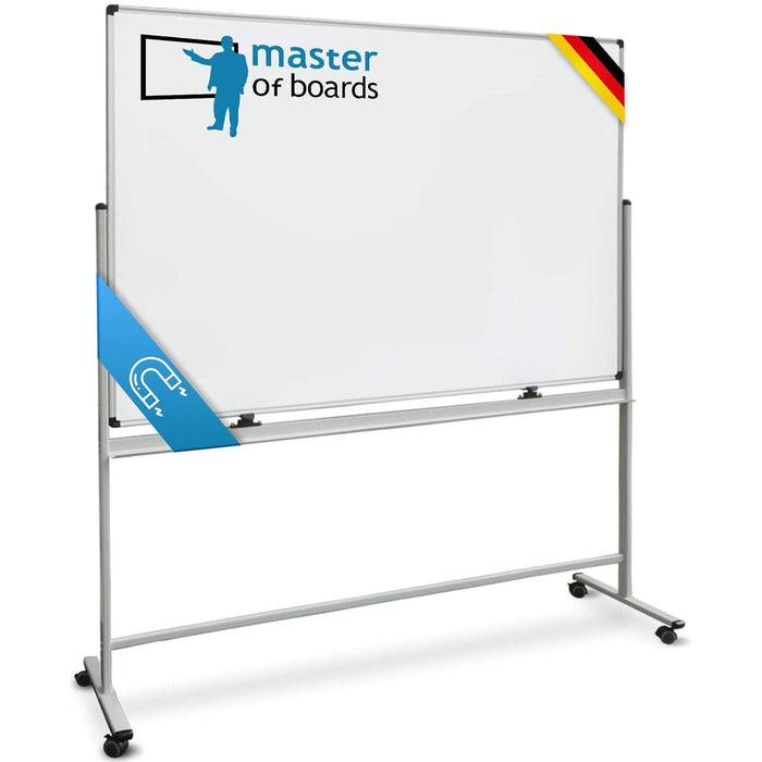 Eine weiße, mobile magnetische Whiteboard-Tafel mit Ständer, auf der die Marke 'master of boards' in blauer Schrift präsentiert wird, geschmückt mit einer kleinen deutschen Flagge.