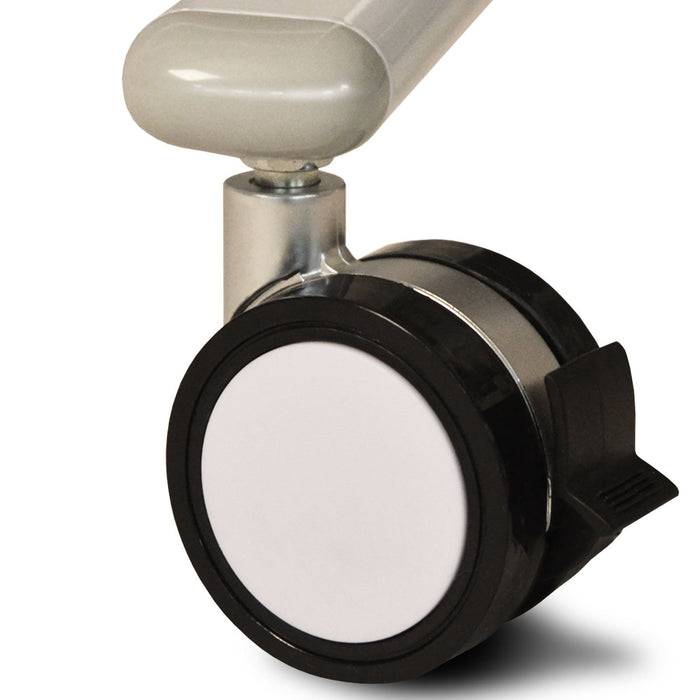 Eine Nahaufnahme eines modernen Laufrads für einen Bürostuhl mit Drehgelenk, das ein schlankes Design in Schwarz und Silber mit einer glatten Rolloberfläche aufweist.