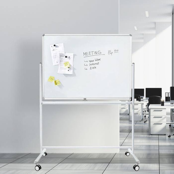 Eine Whiteboard mit Notizen und einer Sitzungsagenda, die 