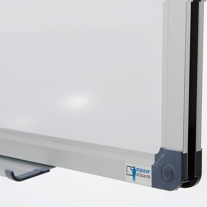 Eine Whiteboard mit einem grauen Rahmen, die einen Halter für Marker am unteren Rand zeigt. Das Logo 'master of boards' ist in der Ecke sichtbar.