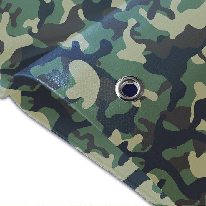 Stoff mit Camouflage-Muster und Metallöse, mit Grün-, Braun- und Schwarztönen, verwendet für Outdoor-Ausrüstung oder militärische Anwendungen.