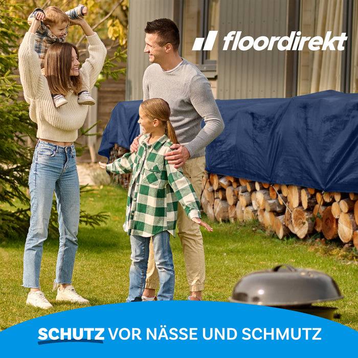 Eine vierköpfige Familie steht draußen in der Nähe von gestapeltem Brennholz, das von einer Plane bedeckt ist. Ein Logo und ein deutscher Text zum Thema Schutz sind sichtbar.