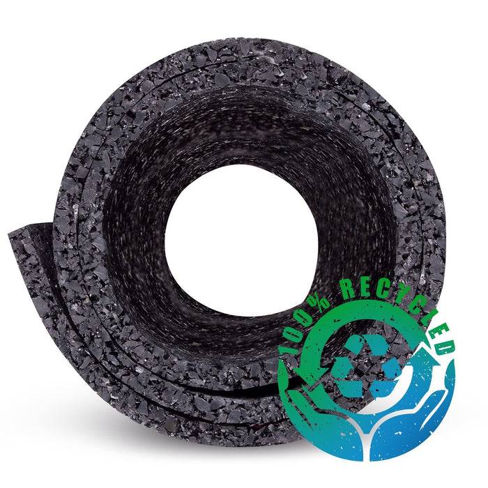 Eine aufgerollte Matte aus schwarzem recyceltem Material mit einem '100% Recycelt'-Abzeichen, das ein Recycling-Symbol zeigt, das von Händen umrahmt wird.