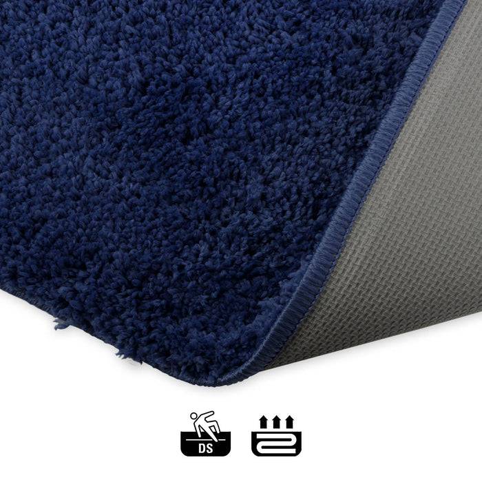 Ein blauer, flauschiger Teppich mit einer rutschfesten Gummirückseite wird gezeigt. Symbole darunter weisen auf die Strapazierfähigkeit und Wasserbeständigkeit des Teppichs hin.