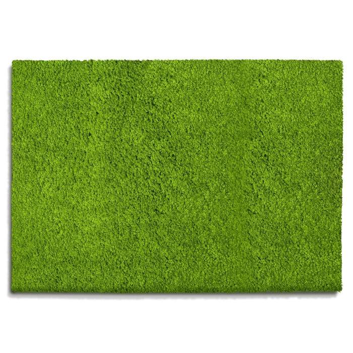 Ein rechteckiger Flecken lebhaft grünen Grases, gleichmäßig geschnitten, mit üppiger Textur, der den gesamten Bildausschnitt ausfüllt.