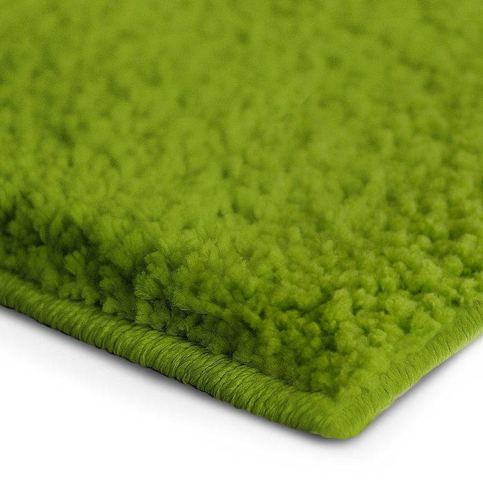 Eine Nahaufnahme einer weichen, grünen Teppichecke, die ihre flauschige Textur und sauber abgearbeiteten Kanten zeigt.