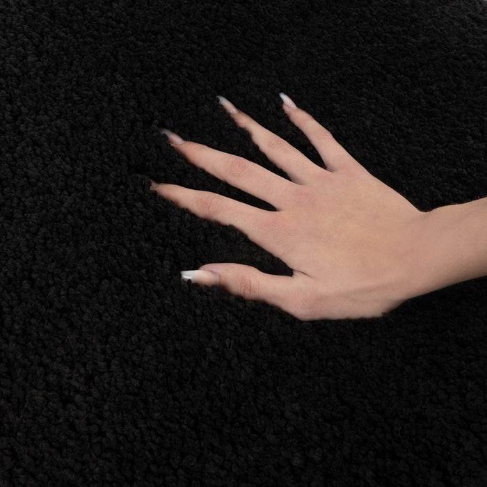 Eine Hand ruht auf einer weichen, dunklen, strukturierten Oberfläche, die Finger leicht gespreizt, und zeigt Geborgenheit und taktile Erfahrung.