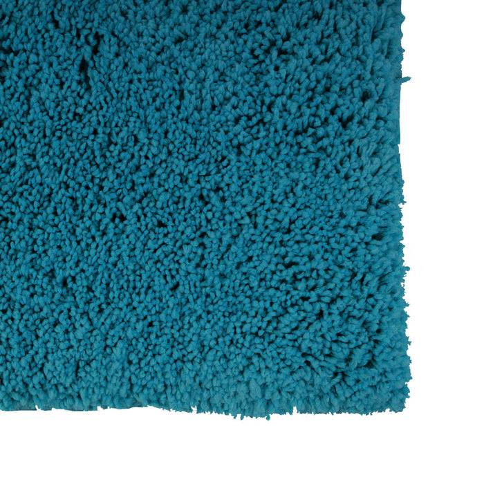 Ein Nahaufnahme-Bild eines türkisfarbenen, flauschigen Badematte mit einer dicken, strukturierten Oberfläche.