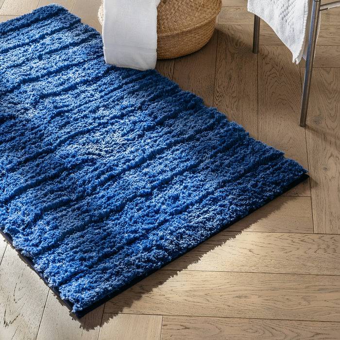 FLOORDIREKT Badematte Shine - Moderner Badeteppich mit weichem Flor - Rutschhemmender TPR-Rücken - 50 x 80 cm - Blau