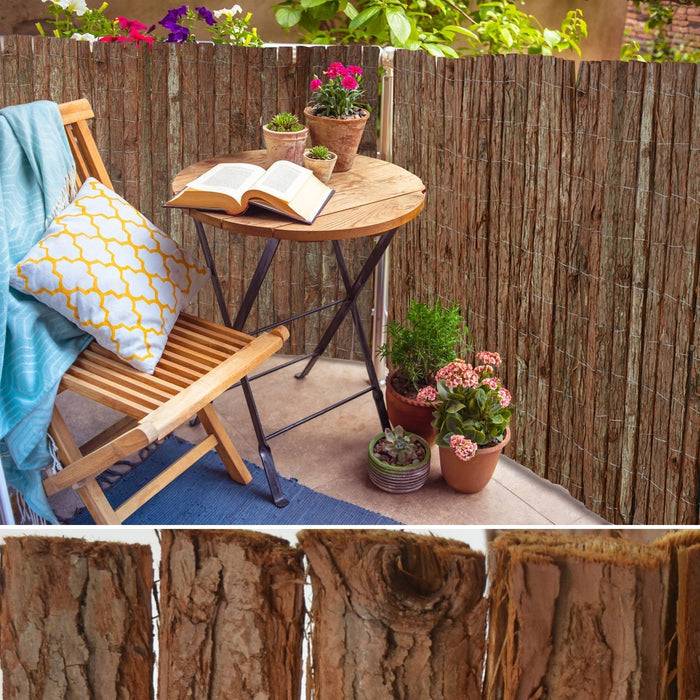 Überdachte Terrasse mit klappbarem Holzstuhl, blauem Kissen und Tisch mit aufgeschlagenem Buch, umgeben von Topfpflanzen und Bambuszaun.