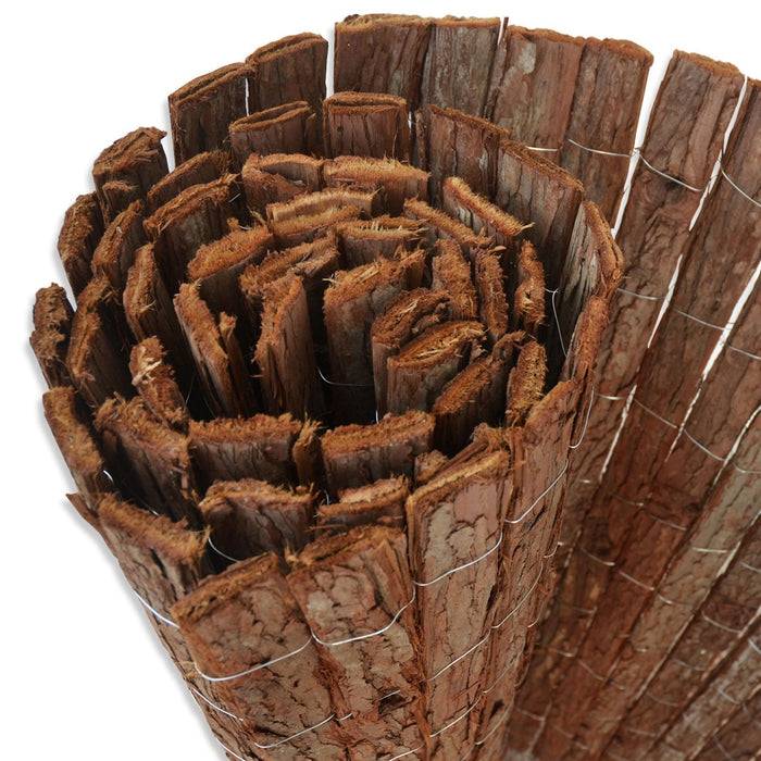 Ein aufgerolltes Stück natürlicher Rindenzaunbespannung, die mit Draht befestigt ist und seine raue Textur und geschichtete Struktur zeigt, geeignet für den Gartengebrauch.