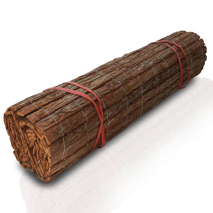 Ein aufgerolltes Bündel Baumrinde, das mit roten Bändern befestigt ist und als natürliche Garteneinfassung zur Gestaltung von Begrenzungen in der Landschaftsgestaltung verwendet wird.