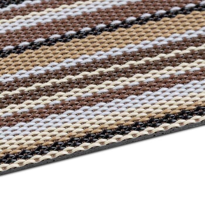 Nahaufnahme eines gewebten Textils mit horizontalen Streifen in Braun-, Beige- und Schwarztönen, die detaillierte Textur und Farbkontrast zeigen.