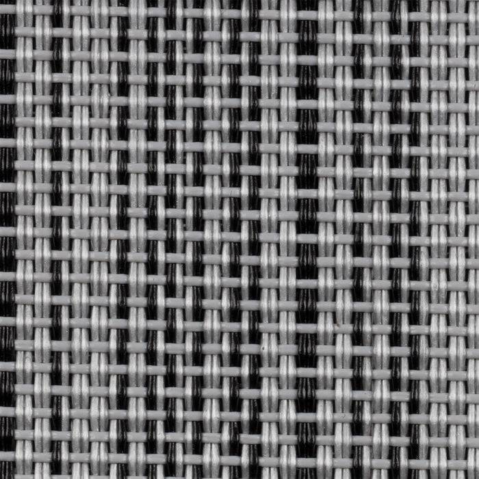 Eine Nahaufnahme einer Gewebestruktur mit verflochtenen grauen und schwarzen Fäden, die ein kariertes Muster bilden.