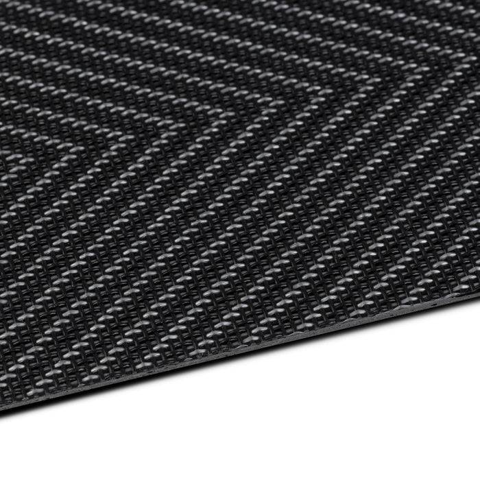 Ein Nahaufnahmebild eines strukturierten dunklen Stoffes mit einem diagonalen Fischgrätmuster, das die feine Webart und den subtilen Glanz des Materials zur Geltung bringt.