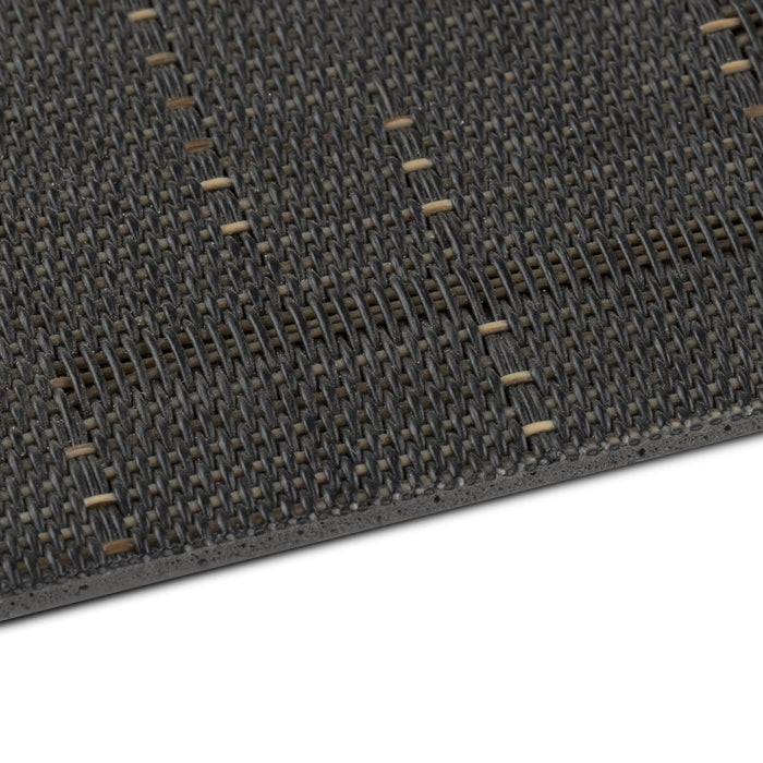 Nahaufnahme eines dunklen gewebten Rattanmusters mit verflochtenen Texturen und Schachbrettdesign, das Handwerkskunst und Oberflächenstruktur zur Schau stellt.