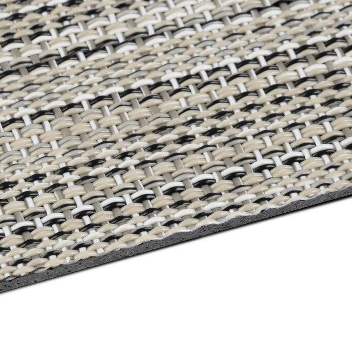 Nahaufnahme eines Webmusters mit beigen, schwarzen und weißen Fäden, die sich über eine strukturierte Oberfläche verflechten.