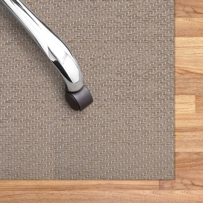 Stuhlrolle auf einer Schutzmatte über einem Holzboden.