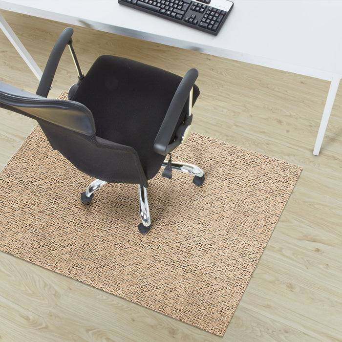 Bürostuhl auf einer Rollen-Basis, der auf einer strukturierten Matte neben einem weißen Schreibtisch mit einer Tastatur platziert ist, von oben betrachtet.
