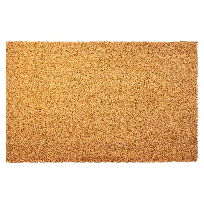 Ein rechteckiger Kokosfasertürvorleger mit einer schlichten, natürlichen braunen Textur vor einem weißen Hintergrund.