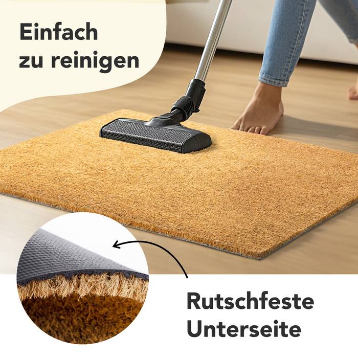 Eine Person saugt eine beige Matte auf einem Boden ab. Das Einschubfenster zeigt eine Nahaufnahme der rutschfesten Unterseite. Der Text lautet „Einfach zu reinigen