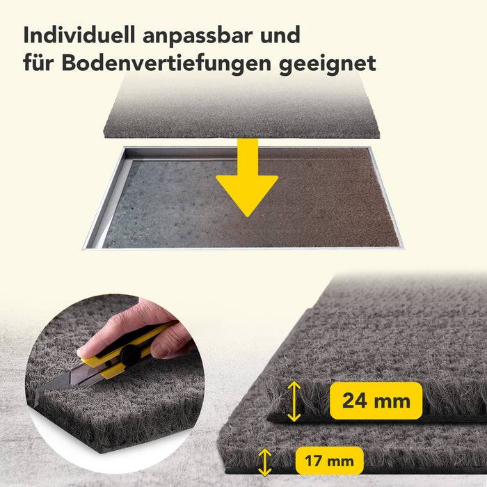 Individuell anpassbar und für Bodenvertiefungen geeignet.' Graue Matte mit Schichten; 24 mm und 17 mm Dicke; Person schneidet die Matte.