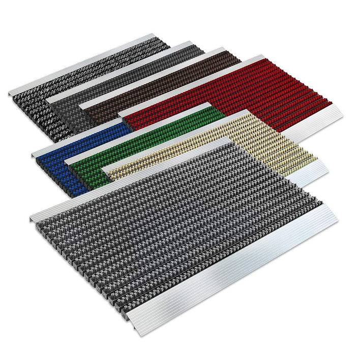Mehrfarbige Schmutzfangmatten in Schichten angeordnet, die verschiedene Texturen und Farben einschließlich Rot, Blau, Grün und Grau präsentieren.