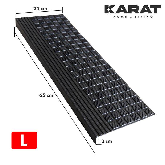 Schwarze segmentierte Matte mit den Maßen 65 cm x 25 cm und 3 cm Dicke. Mit 'L' beschriftet. Markenname 'KARAT' in der Ecke.