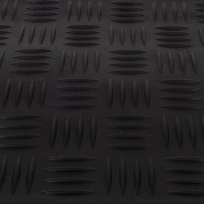 Nahaufnahme einer strukturierten schwarzen Gummiunterlage mit einem Muster aus erhöhten, diagonalen Linien, die eine gitterartige Erscheinung erzeugen.