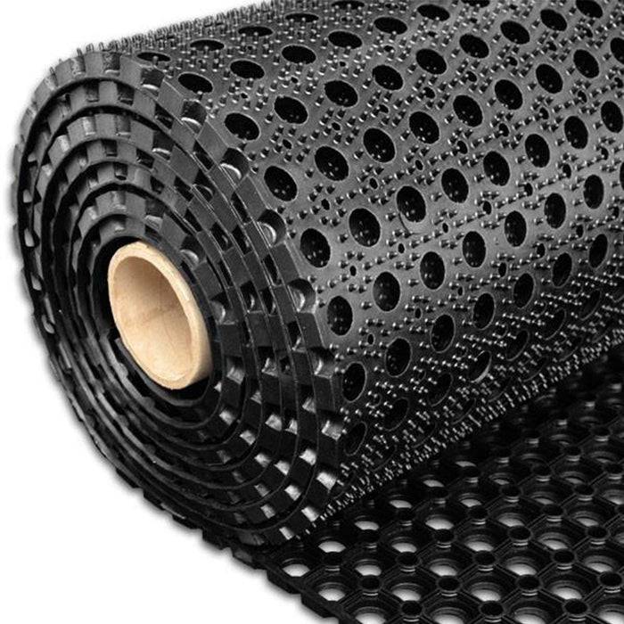 Eine Rolle schwarze Noppen-Drainagemembran, verwendet zur Wasserdichtung oder zum Schutz von Fundamentwänden, mit einer strukturierten Oberfläche für Drainage.