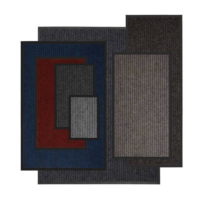 Überlappende rechteckige Teppiche in verschiedenen Schattierungen von Rot, Blau, Grau und Schwarz bilden ein geometrisches Muster.