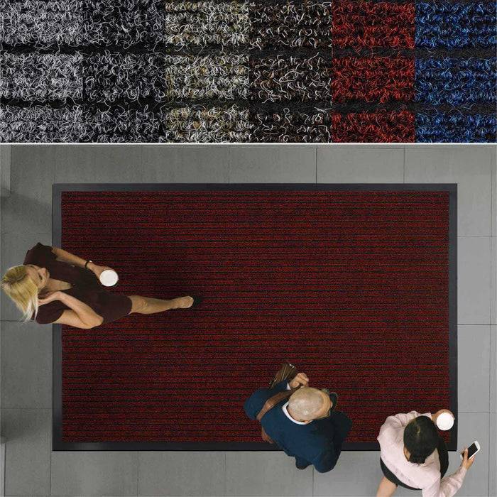 Drei Menschen stehen auf einem roten Teppich in der Lobby eines modernen Bürogebäudes. Zwei von ihnen halten Kaffeebecher und unterhalten sich. Ansicht von oben.