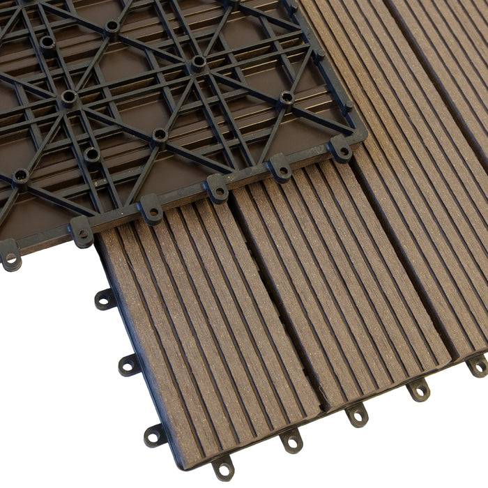 Verschlungene Fliesen mit holzähnlicher Oberfläche, ausgestattet mit Kunststoffgitterrücken, entwickelt für Terrassenbeläge und einfache Verlegung.