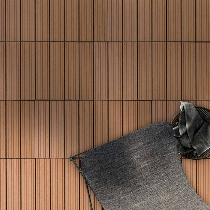 Ein moderner Outdoor-Loungesessel mit einem dunklen Kissen ist in einem Winkel gegen vertikale Holzlatten angelehnt und schafft eine minimalistische Designästhetik.