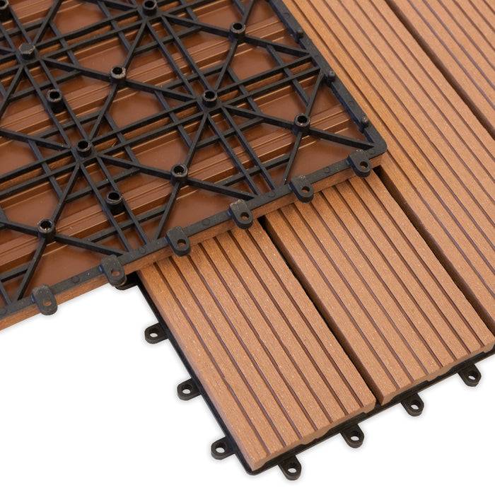 Verschachtelte Holzdielen mit kunststoffbasierte Unterlage, zeigen ein Montagesystem, für Außenbodenbelage.