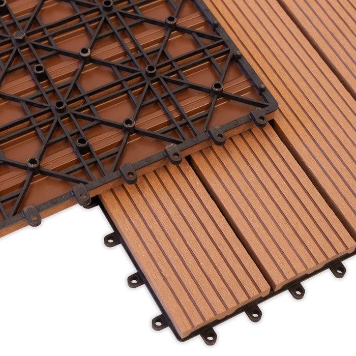 Verschachtelbare Holzdeckfliesen mit schwarzer Kunststoffgitterrückseite auf weißem Hintergrund, die ihre Konstruktion für einfache Montage demonstrieren.