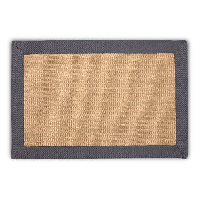 Eine rechteckige beige Fußmatte mit dunklem Rand.