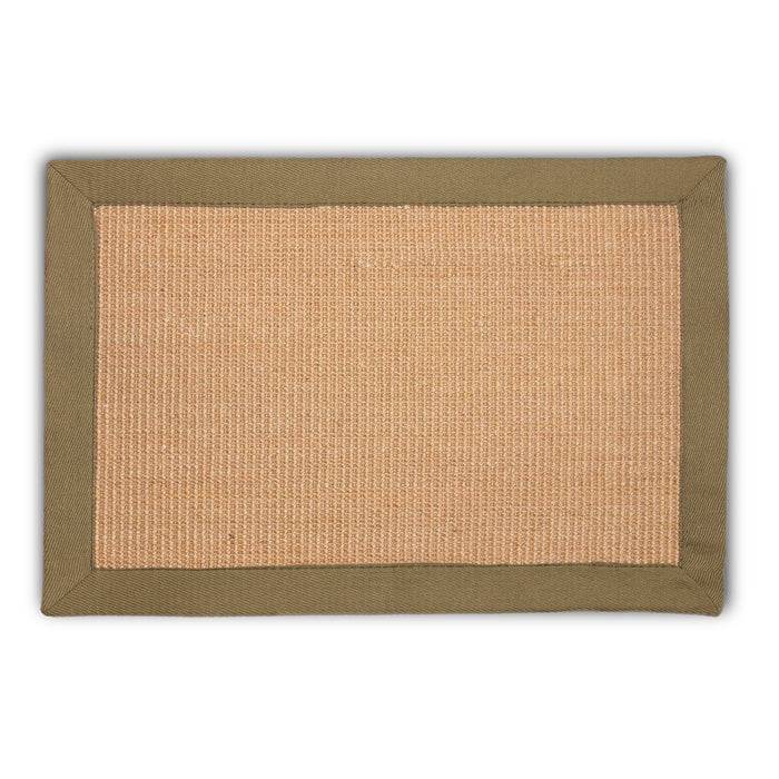 Ein rechteckiger Flächenteppich mit gewebtem Naturflaserzentrum und einfarbigem grünem Rand, geeignet für die Inneneinrichtung.