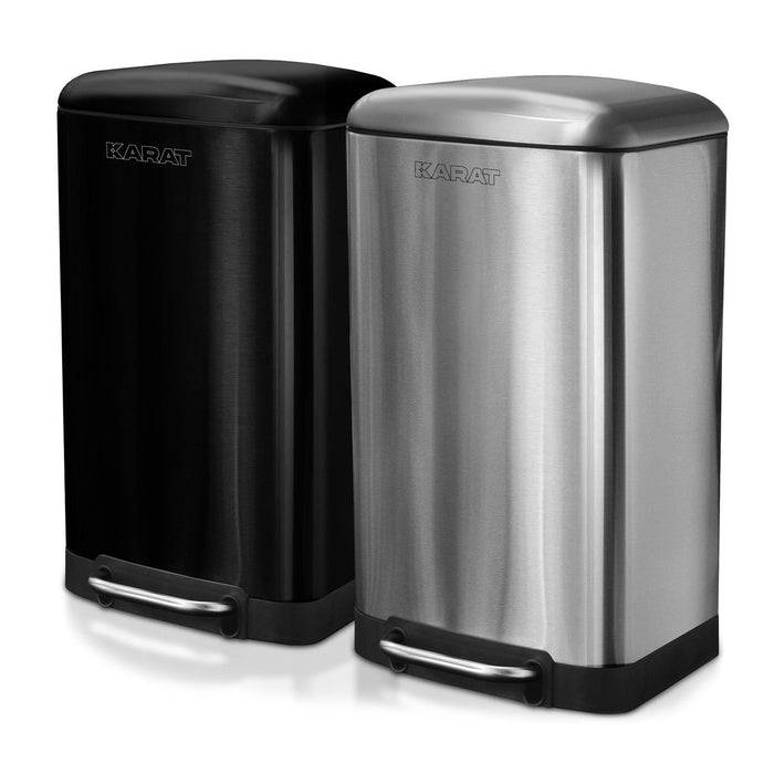 Ein schwarzer und ein silberner Edelstahl-Mülleimer sind nebeneinander aufgestellt. Beide verfügen über ein Fußpedal für freihändige Bedienung.