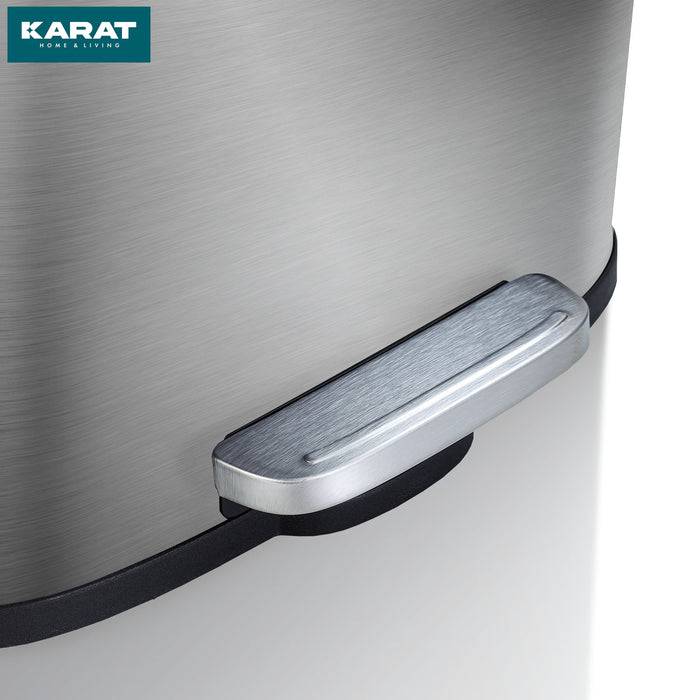 «KARAT Home Living»-Logo oben links auf einem Close-up-Bild eines eleganten Edelstahl-Mülleimers mit einer Fußpedale am unteren Ende.