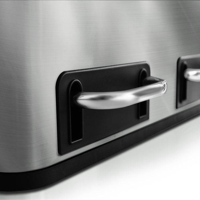 Eine Nahaufnahme eines Edelstahlgeräts mit eleganten metallischen Griffen, das ein modernes und minimalistisches Design zeigt.