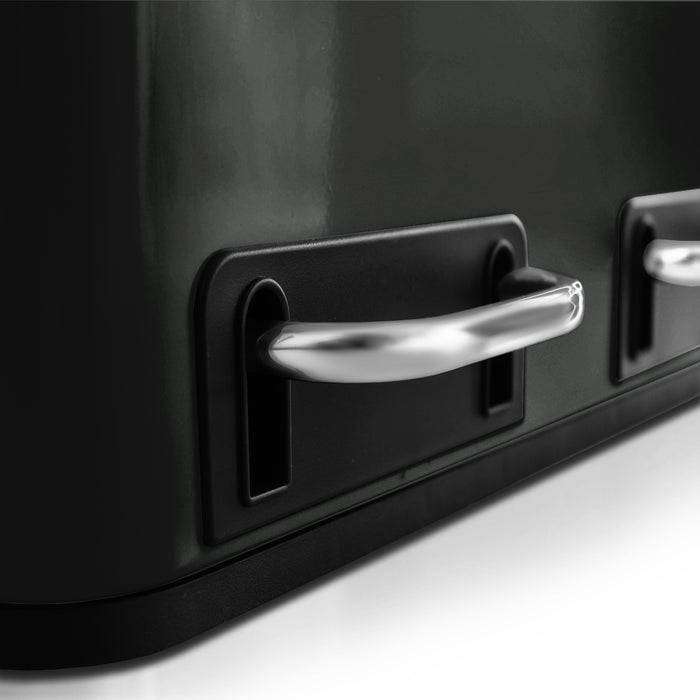 Eine Nahaufnahme eines schwarzen Koffers mit Metallgriffen auf beiden Seiten, die sein robustes und langlebiges Design unterstreicht.