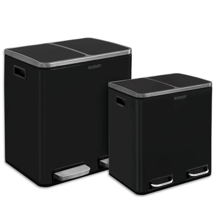 Zwei schwarze Recyclingbehälter mit Fußpedalen; einer größer und einer kleiner.