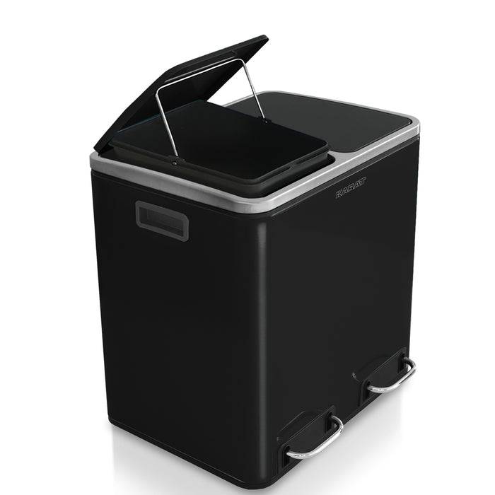 Ein schwarzer Abfallbehälter mit zwei Fächern und zwei fußbetriebenen Deckeln, wobei ein Deckel teilweise offen ist, was ein elegantes und modernes Design zur effizienten Müllsortierung zeigt.