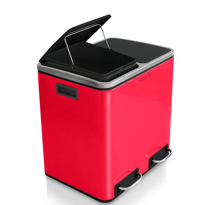 Ein roter Küchenmülleimer mit zwei Fächern, jeweils mit eigenem Fußpedal zum Betätigen mit dem Fuß, und einem halb geöffneten Deckel mit Scharnier.