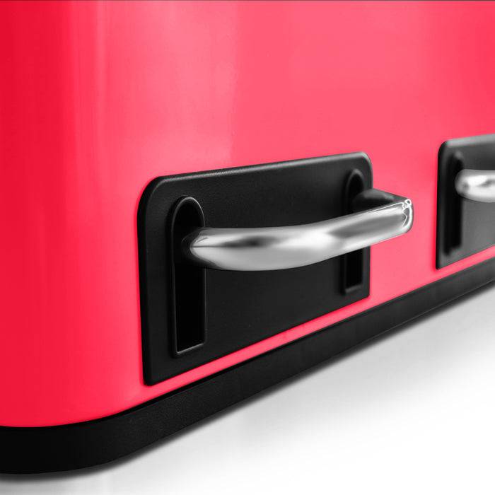 Nahaufnahme einer roten Koffecke mit einem silbernen Griff, der prominent zu sehen ist.