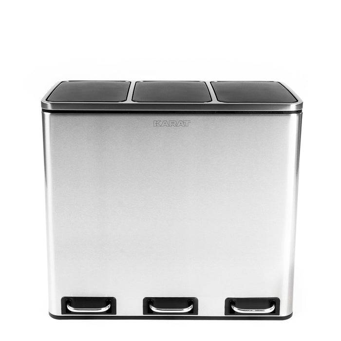 Ein Edelstahl-Mülleimer mit drei Fächern, schwarzen Deckeln und Fußpedalen, konzipiert für die Abfalltrennung und das Recycling in Küchen.