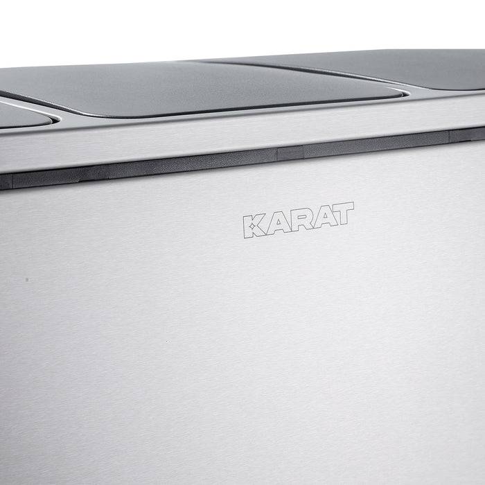 Oberfläche aus Edelstahl mit dem in der Mitte eingeprägt Markennamen 'Karat', der ein elegantes und modernes Design zeigt.