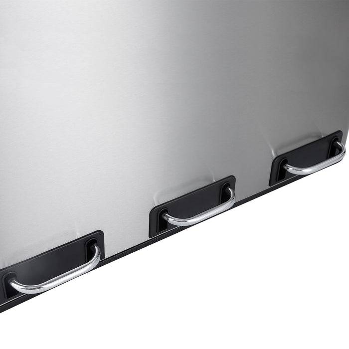 Das Bild zeigt den Boden einer rechteckigen Edelstahl-Brat- oder Bratpfanne mit drei angebrachten magnetischen Edelstahl-Gleitern.