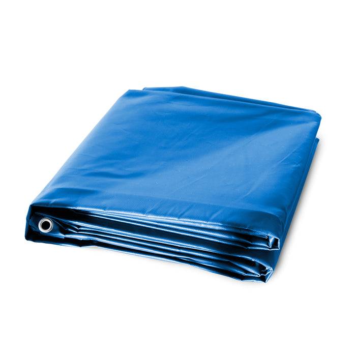 Ein zusammengefaltetes blaues Zeltplane mit einer verstärkten Metallose in einer Ecke wird vor weißem Hintergrund präsentiert.